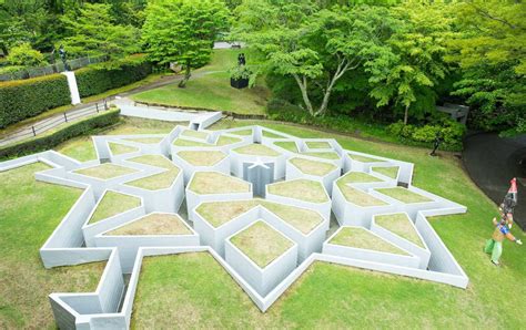  Hakone Open-Air Museum: Uma Sinfonia de Arte e Natureza no Coração das Montanhas!