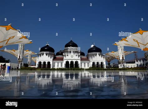 Mesquita Baiturrahman: Uma Jóia Arquitetura Islâmica no Coração de Banda Aceh!