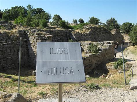  As Ruínas de Wilusa: Uma Jornada Através do Tempo na Antiga Troia!