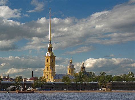 A Fortaleza Pedro e Paulo: Uma joia histórica com vistas panorâmicas de St. Petersburg!