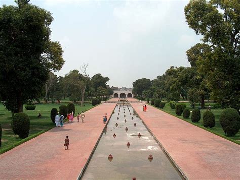  O Jardim da Shalimar: Um Paraíso Mughal Escondido em Lahore!